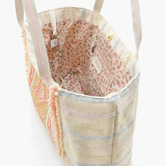 Chic Geometric Tote in Beige and Coral - Picture 4 of 10